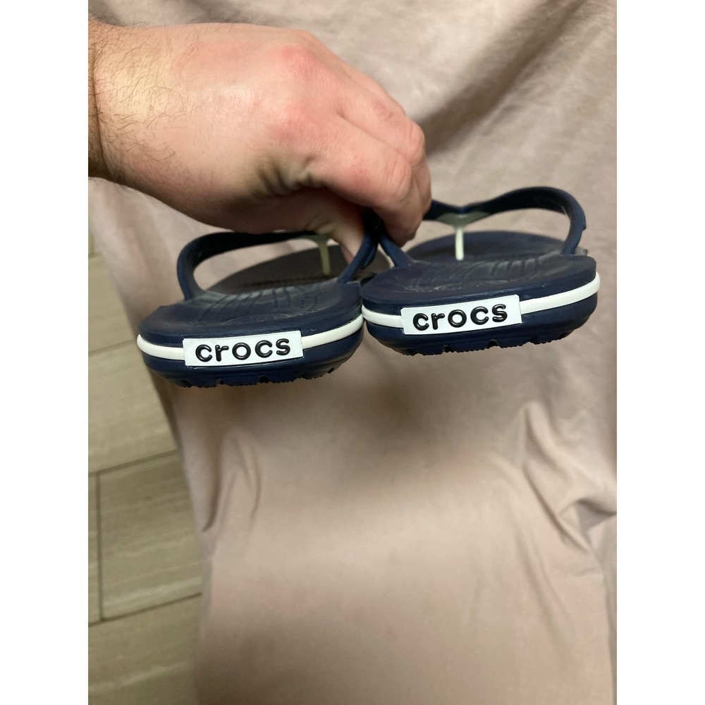 Navy Crocs Flip Flops Size Men’s 4 Women’s 6 - Picture 2 of 3